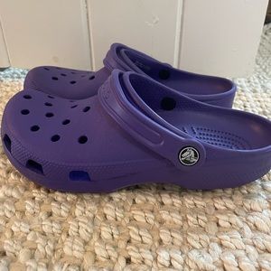 WOMENS PURPLE CROCS